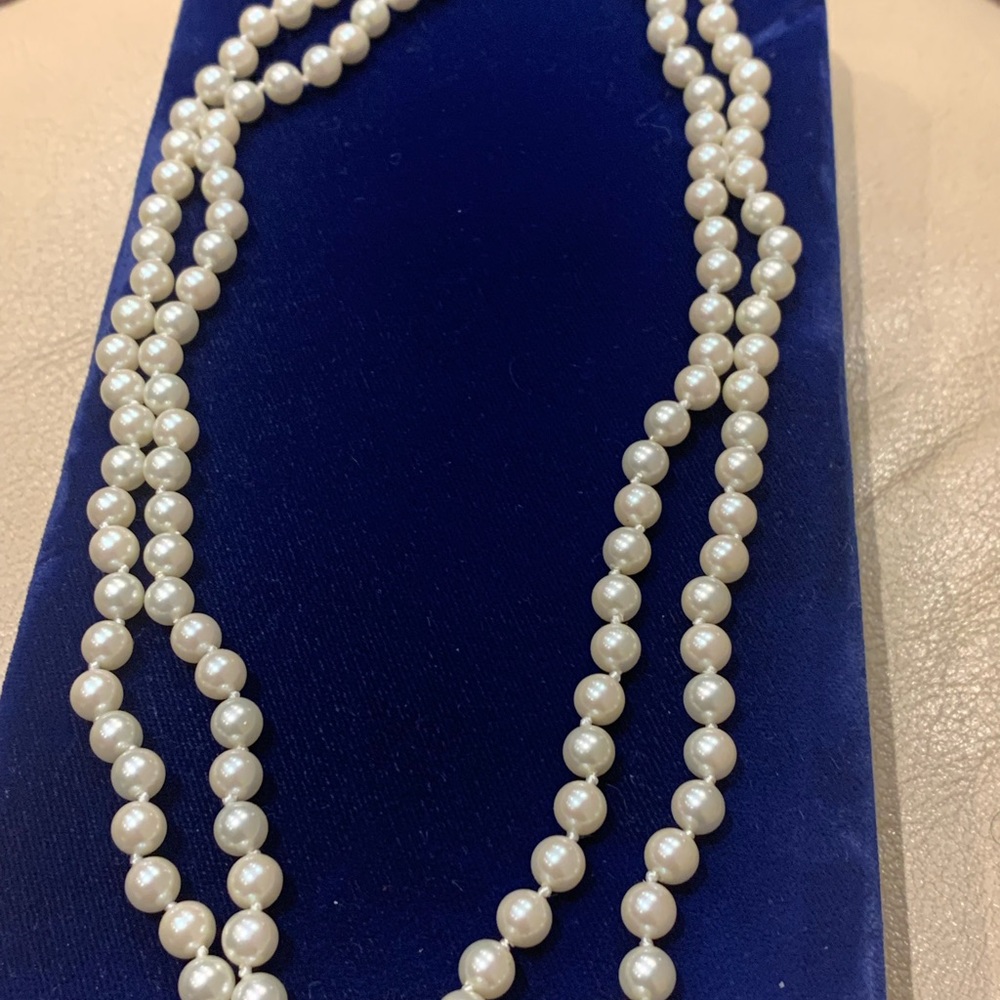 Faux Pearls Necklace - Picture 2 of 4